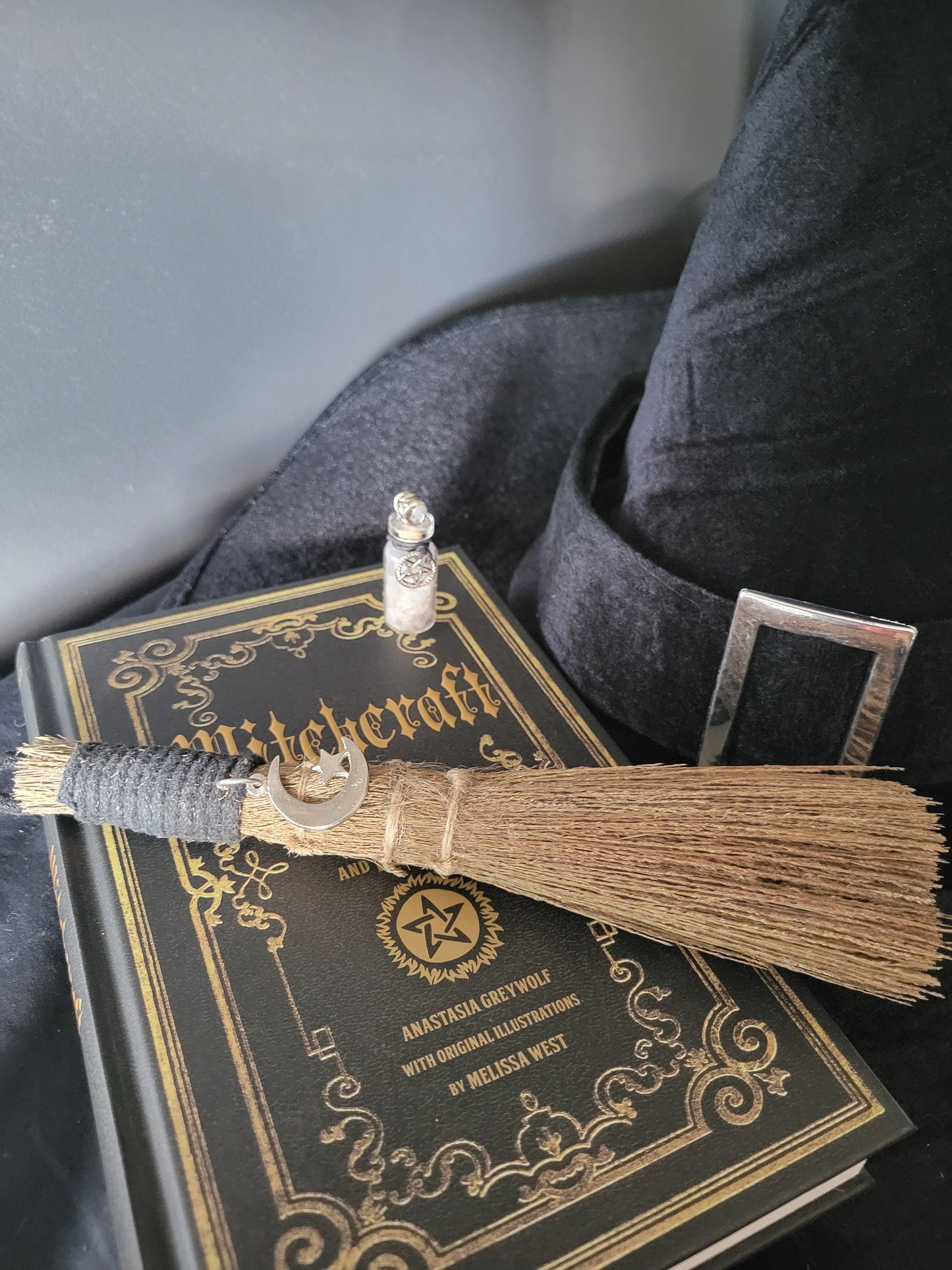 Small Witch's Broom - Crescent Moon