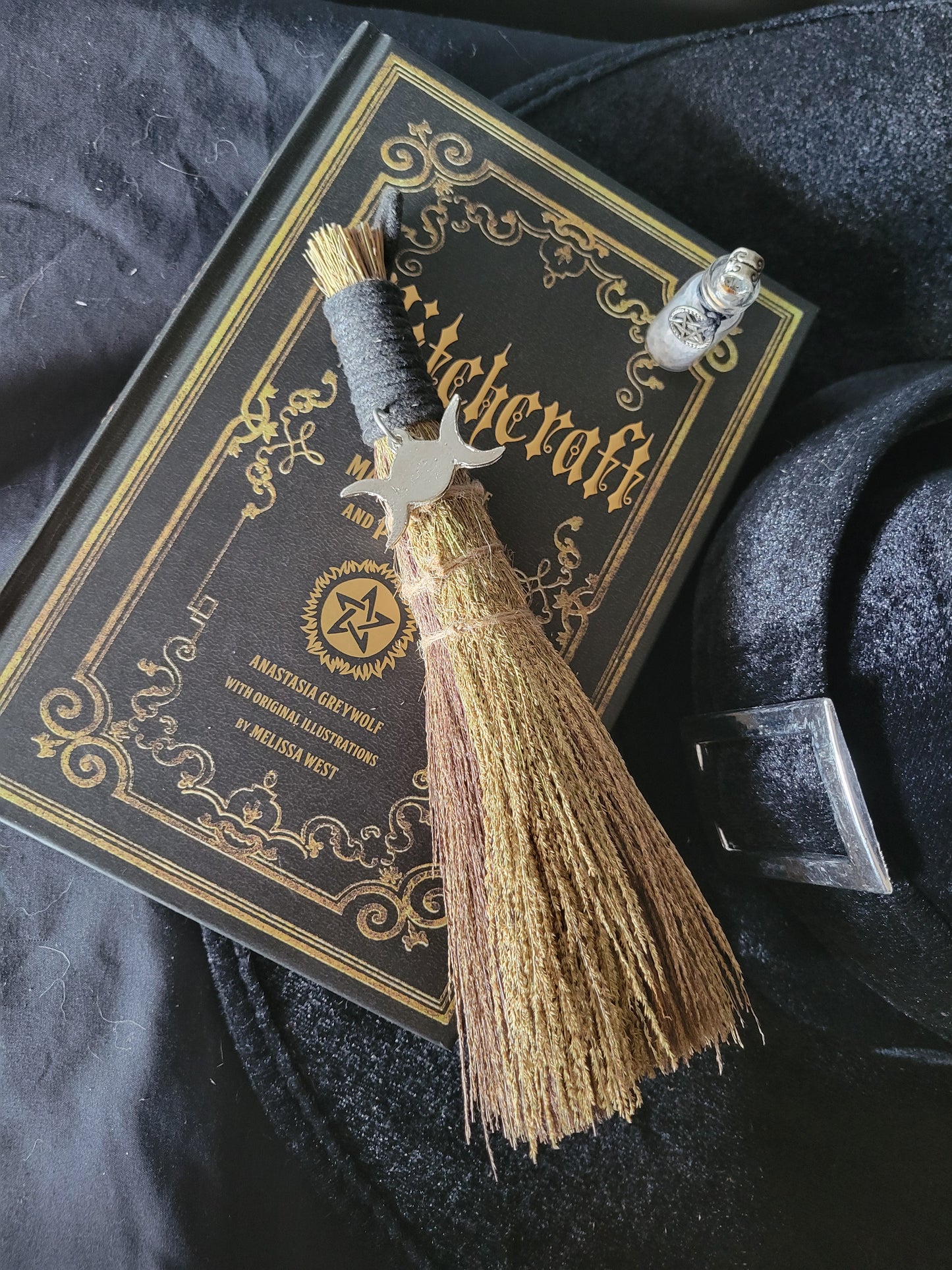 Small Witch's Broom - Triple Moon