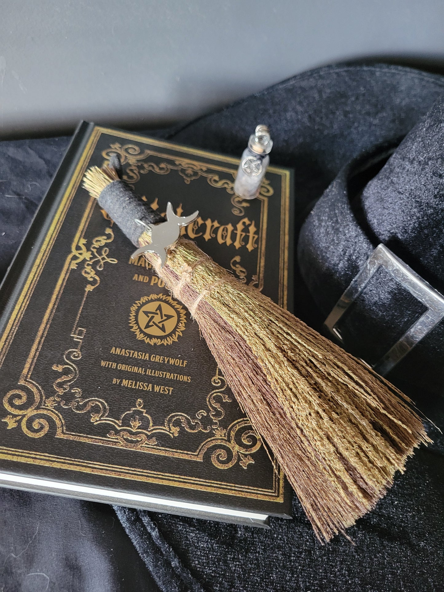 Small Witch's Broom - Triple Moon