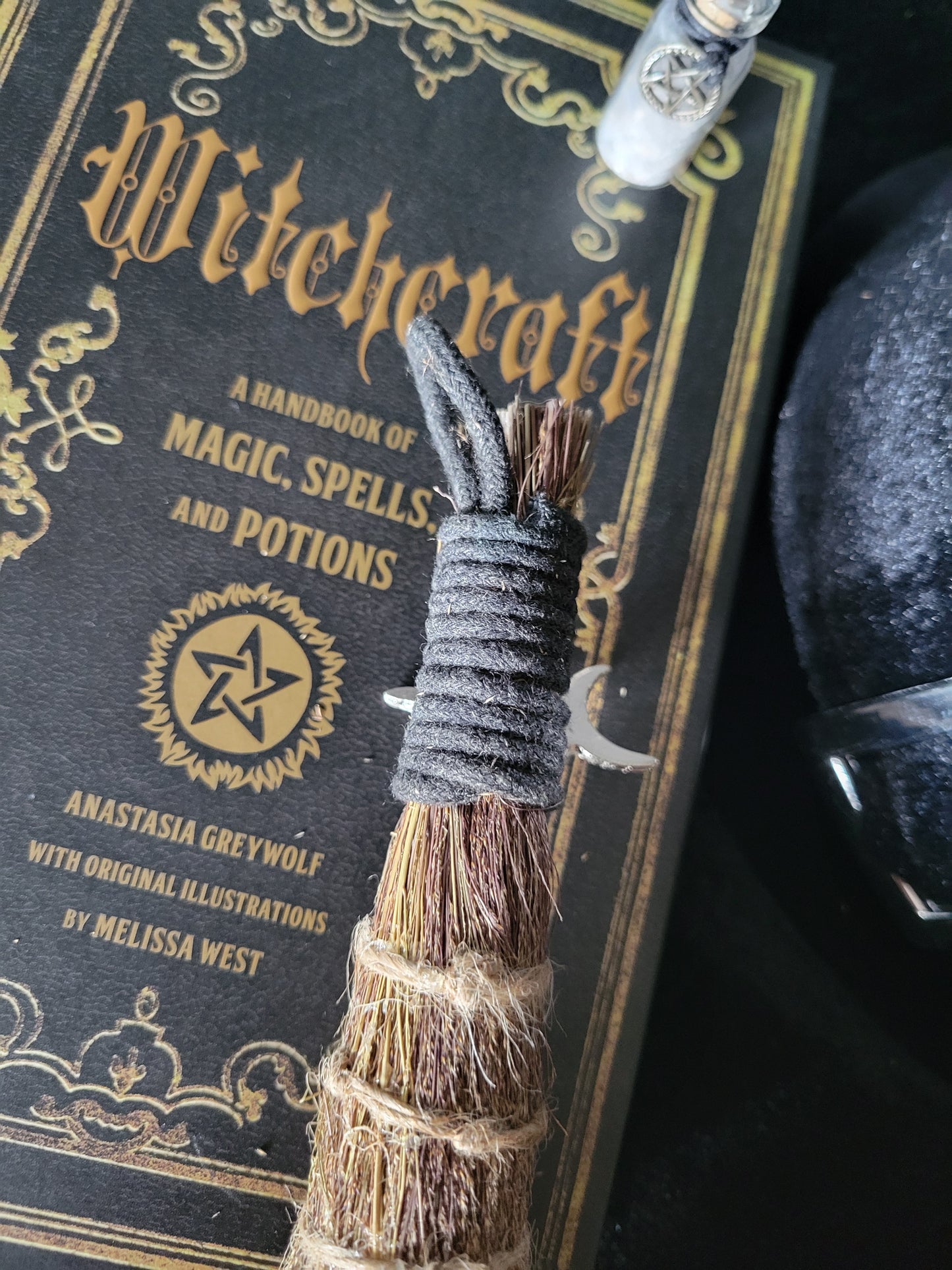 Small Witch's Broom - Triple Moon